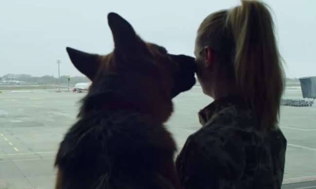 прикордонниця з вівчаркою, скріншот з відео