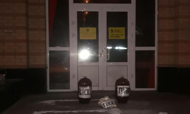 На Оболони неизвестные оставили десятки литров виски возле офиса депутата Людмилы Костенко