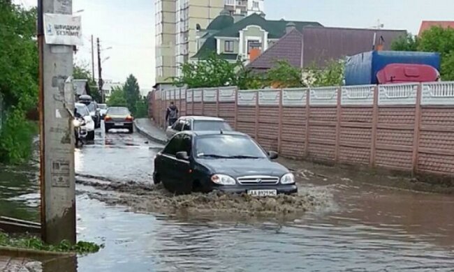 Фото дня: вулиця на столичних Біличах перетворилася в озеро 