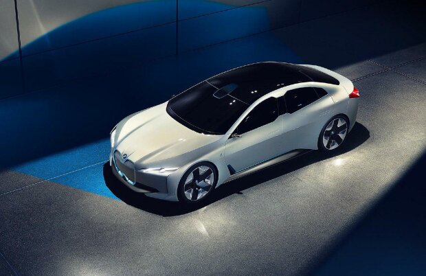BMW i4, Car Magazine