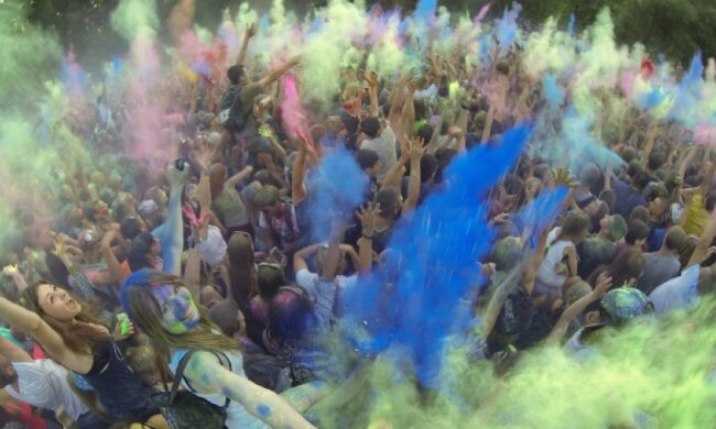 У Запоріжжі пройшов фестиваль фарб (відео)