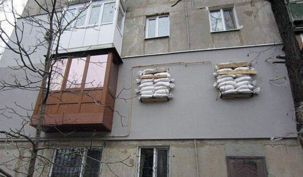 Жители Горловки закрывают окна квартир мешками с песком (фото)