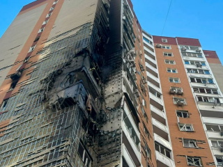 Наслідки атаки рф по Києву, влучання в будинок по вул. Урлівська, фото: Нацполіція