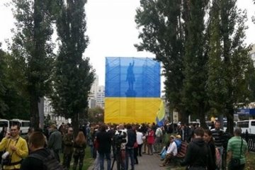А Щорс і нині там: ОУН знову не змогли демонтувати пам'ятник