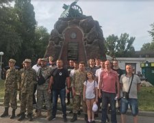 Володимир Тесля "декомунізував" пам’ятник гарматі на Арсенальній: тепер він відповідає закону й історії України