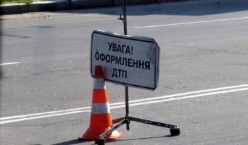 Дівчина ледве не протаранила дві поліцейські машини (відео)