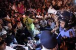 Єреванські мітингувальники закидають поліцію сміттям