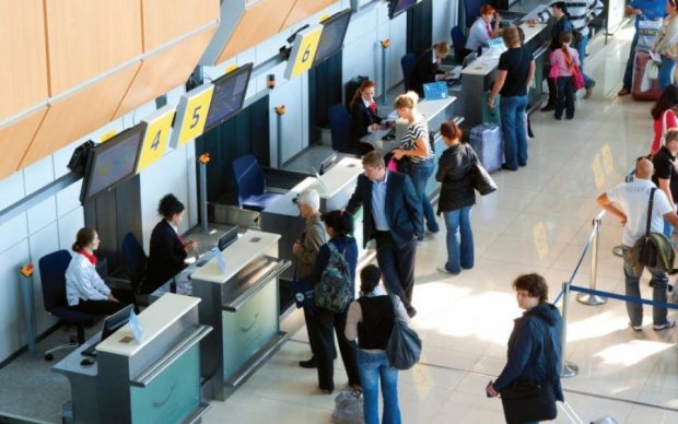Нові закордонні паспорти: українцям пропонують ще одну послугу для виїзду з країни

