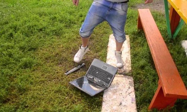 Діра розміром з Росію: будь-хто може читати чужу переписку ВКонтакте