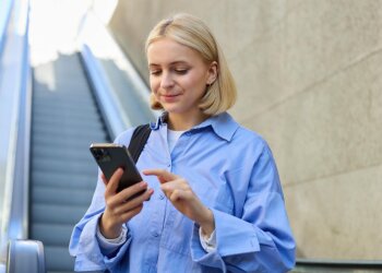 Дівчина зі смартфоном