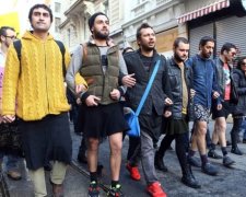 Турецькі чоловіки надягли міні-спідниці на знак протесту