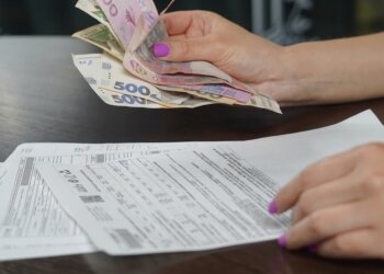 Женщина оплачивает коммуналку