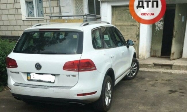 Машина на смерть збила дворічну дитину під її вікнами