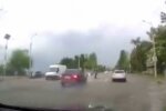 В Днепре молодую девушку переехали две машины - дикая авария не оставила шансов, но она выжила