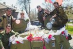 На Донбасі терористи хизуються дорогими авто та відпочинком у кафе (фото)