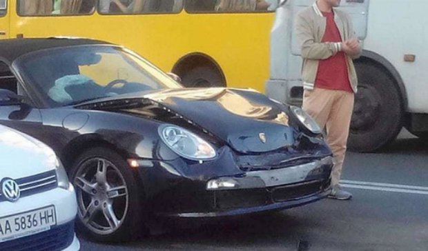ДТП по-богатому: в Киеве столкнулись Porshe и Toyota Avalon (фото)
