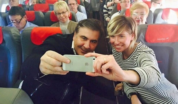 Саакашвили вызвал фурор в эконом-классе самолета (фото)