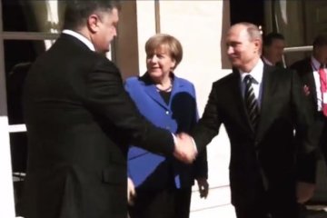 Порошенко потиснув Путіну руку (відео)