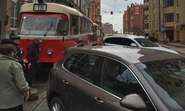 На Дмитрівській затор з трамваїв (фото)