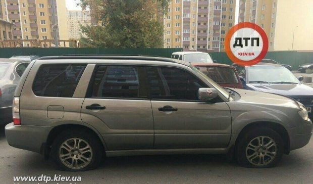 Водій Bentley порізав шини семи авто у Києві