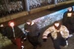 В Киеве задержали 11 вандалов, которые повредили LED-подсветку на Аллее художников и напали на человека
