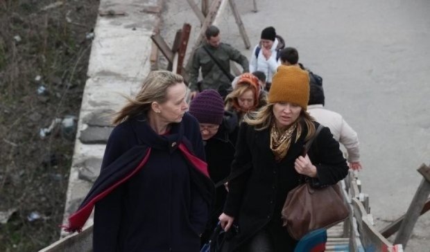 Опубліковані кадри візиту родичів українських полонених в окупований Луганськ