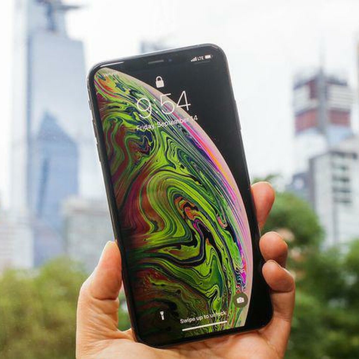 Распадается в руках: владельцы iPhone XS Max назвали главные недостатки  смартфона - ЗНАЙ ЮА