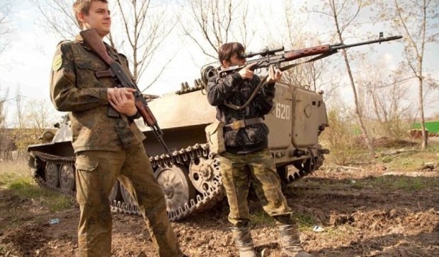 Появилось видео допроса пленной снайперши "ДНР"