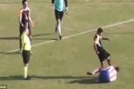 Футболіст вдарив суперника ногою по голові (відео)