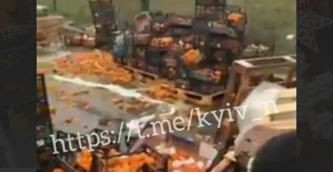 Киевские продавцы выбросили тонны непроданных на Новый год мандарин: "Жадность фраера сгубила"