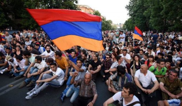  В Ереване выступили против зависимости от России - правозащитник