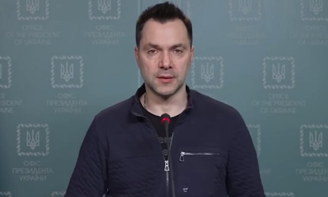 К Алексею Арестовичу заявилась полиция с собаками, потом началась девочка-конфетка: "К чему эти расспросы?"