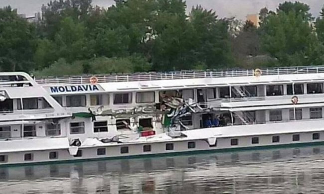 Українська баржа протаранила пасажирський теплохід у водах Угорщини