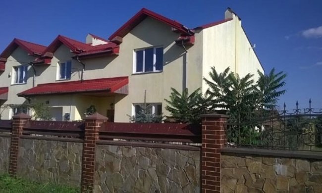 Копи знайшли крадія-боягуза в дивані (фото)