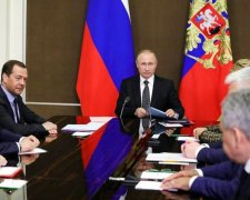 Закон о реинтеграции Донбасса: Путин экстренно собрал силовиков