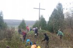 Юні тернополяни з граблями оточили могилу соратників Бандери: "Помолимося"