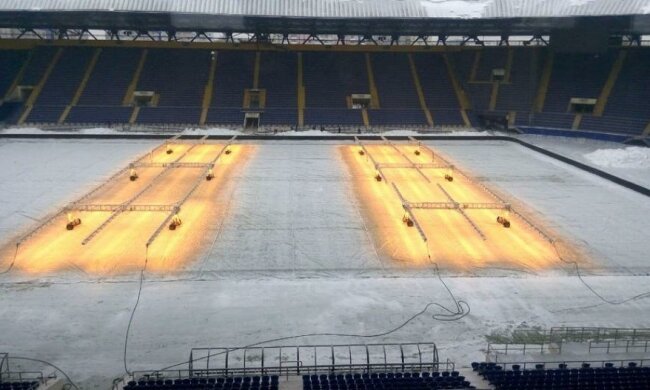 Перед матчем "Шахтаря" у Харкові розтоплюють сніг лампами