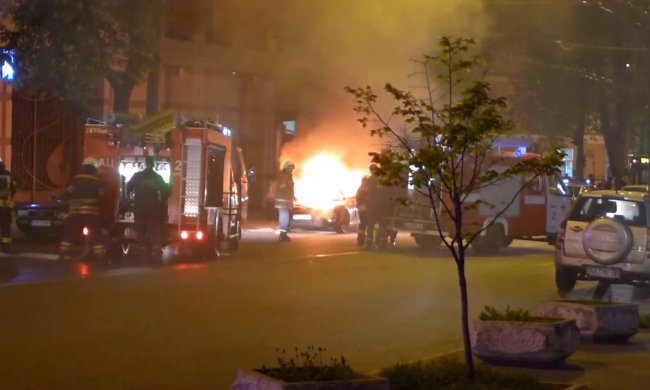 Файер-шоу в Черкассах: внедорожник депутата выгорел дотла