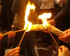 Благодатний вогонь привезли в Україну