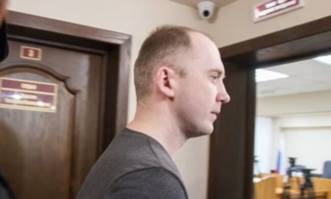 Отчим заставлял ребенка стоять на гречке, кадр из видео