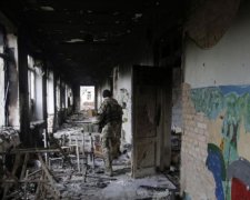 "Дети войны": школьники Донбасса учатся в помещениях с отверстиями от пуль