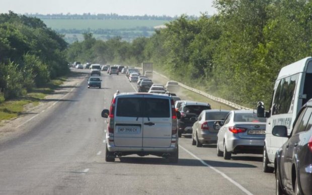 Проучил: как украинский водитель с автохамами на дороге боролся
