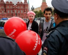 Зрада по-російськи: підлітку пригрозили в'язницею за значок з Навальним