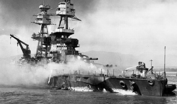 Імператорський флот Японії розбомбив Перл-Харбор (фото)
