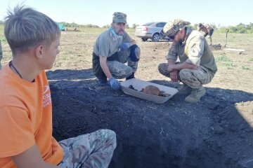 На Харьковщину раскопали братскую могилу