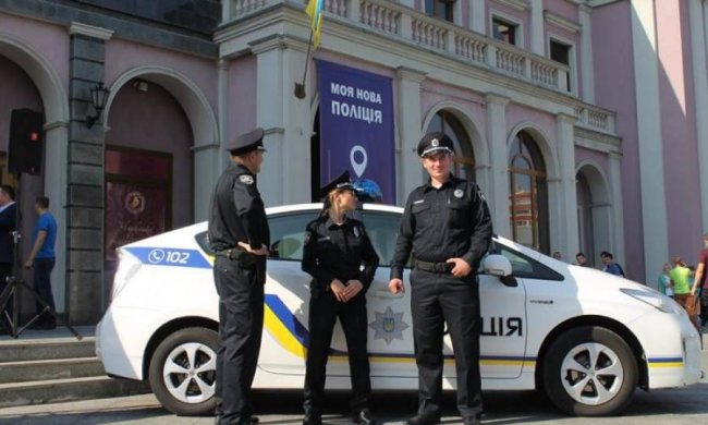 У Черкасах чоловік напав на жінку і їв землю