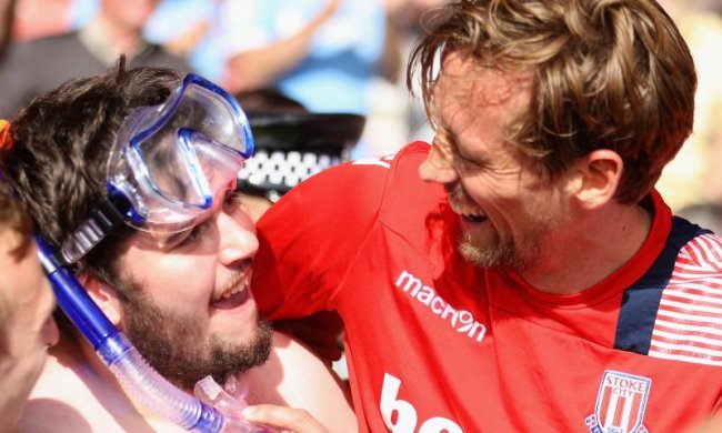 Фанат пришел на матч в плавках и с аквалангом и получил две футболки