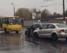 Київська маршрутка протаранила дві машини