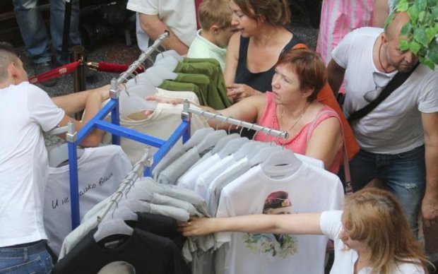 Дно пробито! Росіяни продають футболки з кривавим диктатором