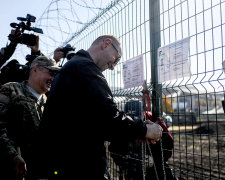 Стіна Яценюка: у мережі показали, як насправді живе ініціатор скандального будівництва на кордоні з Росією